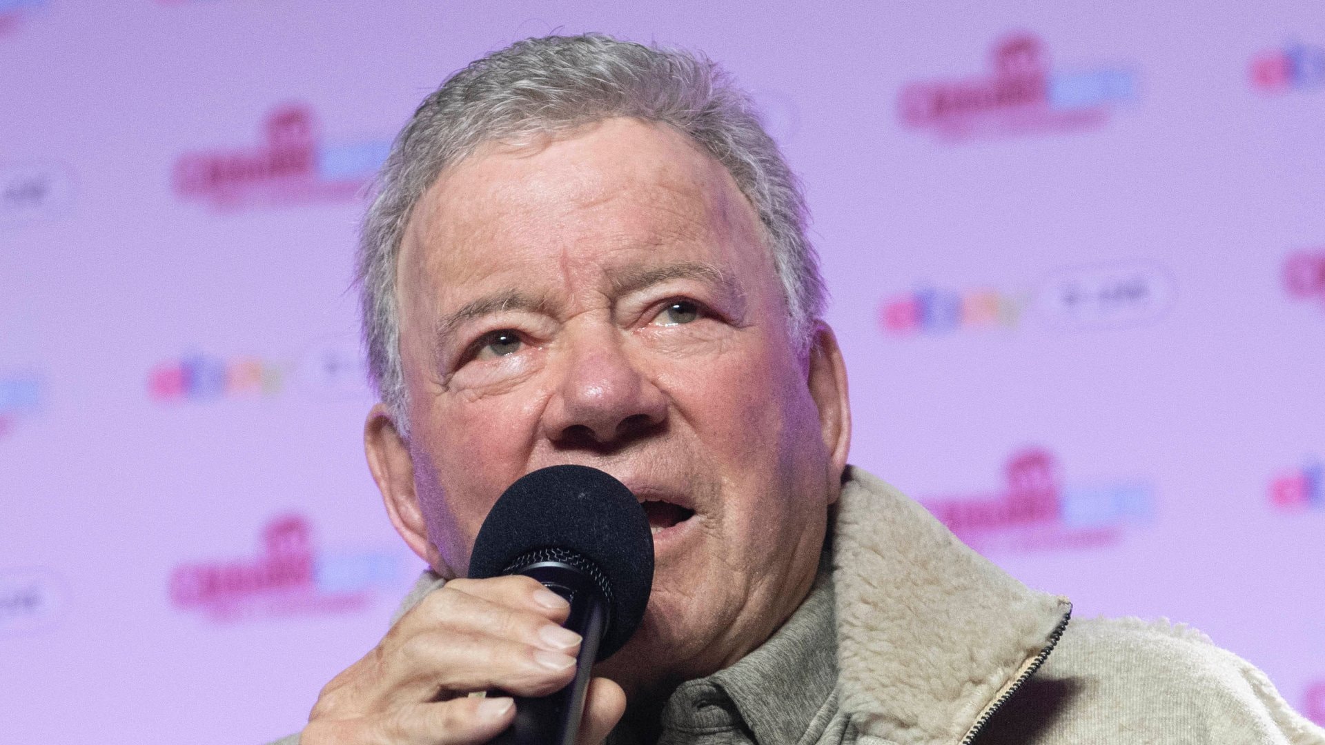 Dans deux mois, William Shatner se produira pour la première fois avec son groupe The *uckers.