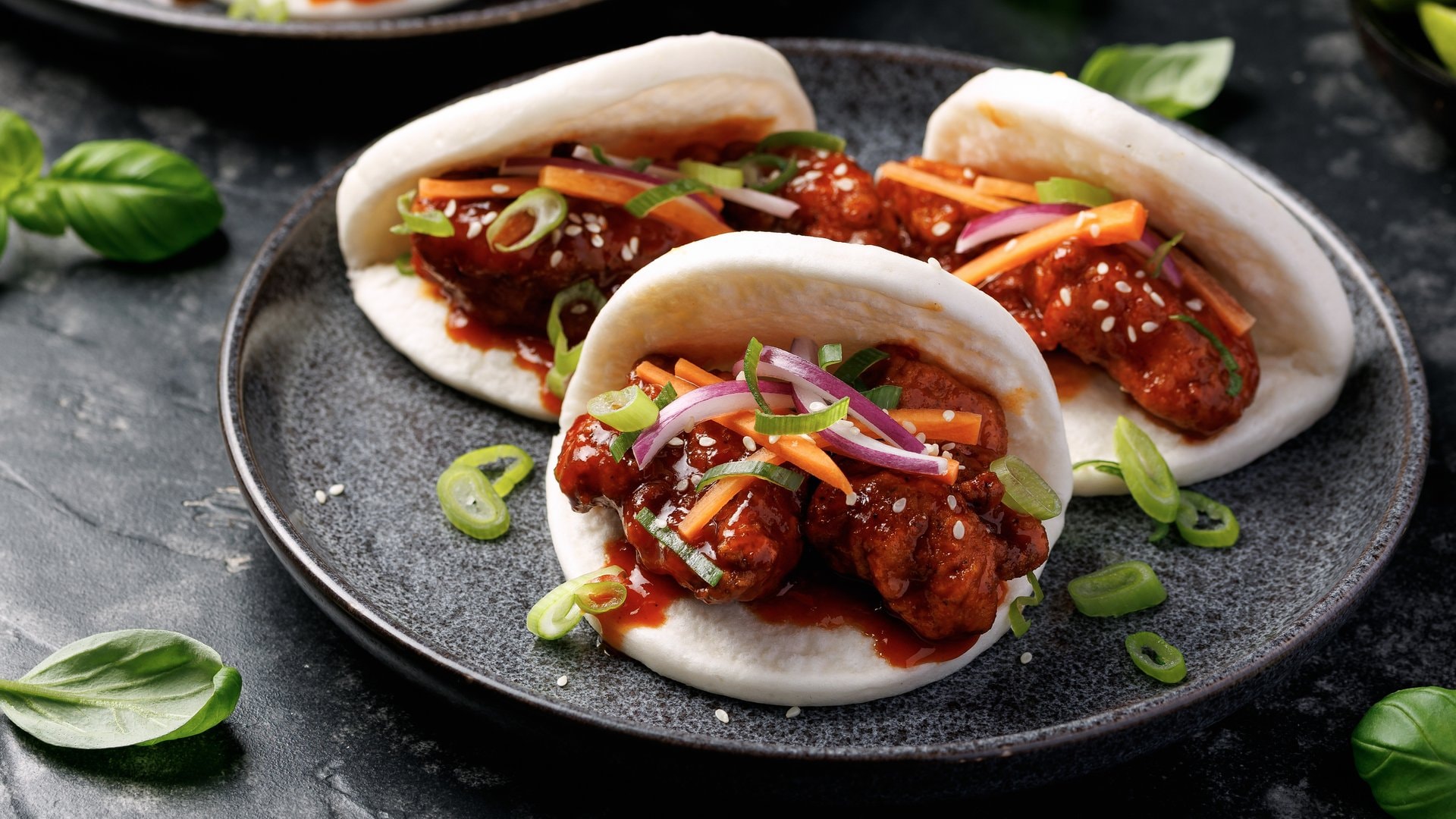 Ces Bao Buns séduisent par les épices du poulet et leurs garnitures fraîches.