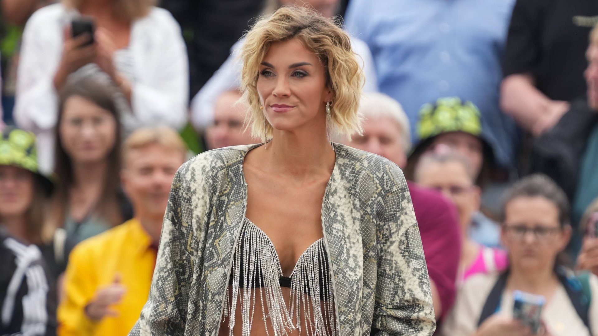 Anna-Maria Zimmermann s'exprime auprès de ses fans après l'interruption de son concert à Halle.