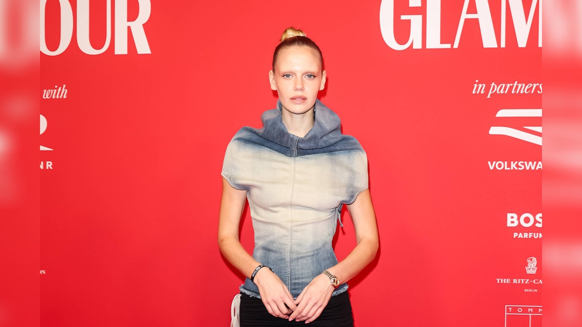 Elle mêle football et haute mode : Laura Abla impressionne à la Coupe du monde avec des looks personnels.