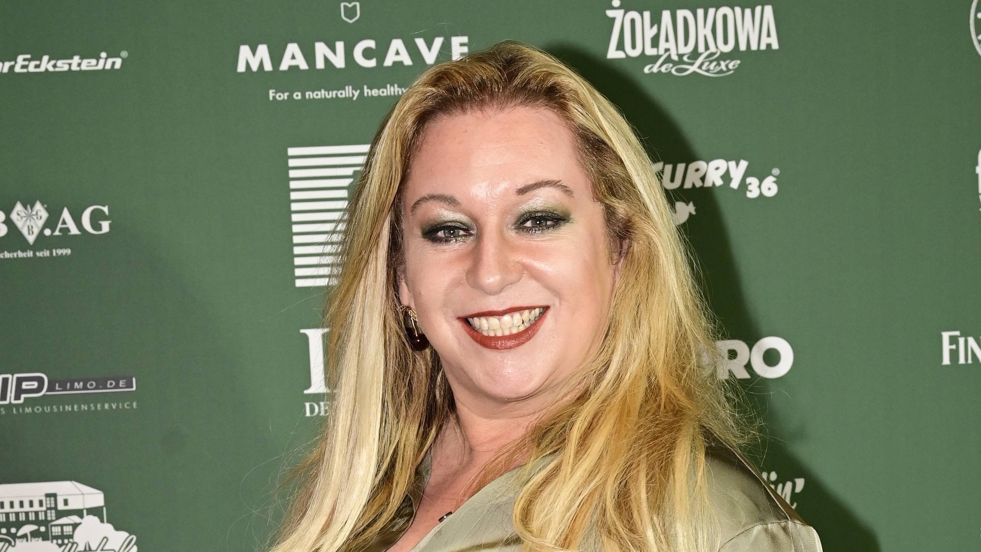 Rebecca Siemoneit-Barum wurde mit ihrer Rolle der Iffi Zenker in der Serie «Die Lindenstrasse» bekannt, die sie von 1990 bis 2020 verkörpert hat.