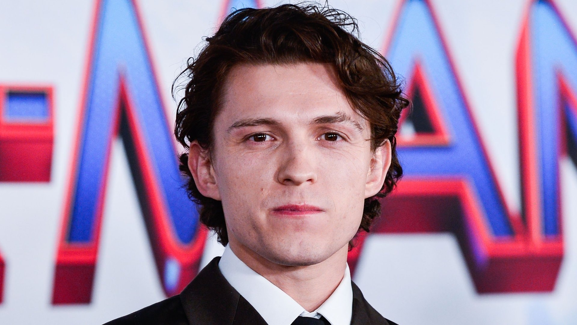 Tom Holland a parfois dû mentir lors de ses tournées de presse.