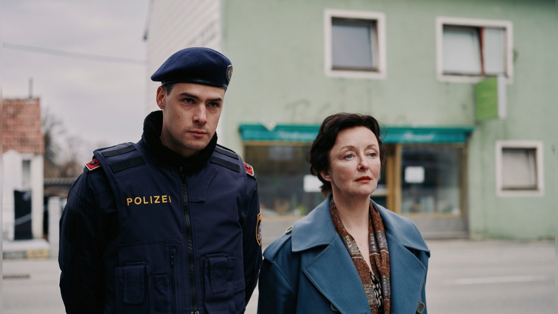 « Landkrimi: Acht » : Patrick Brandl (Thomas Prenn) et Marion Geyer (Regina Fritsch) enquêtent sur un meurtre.