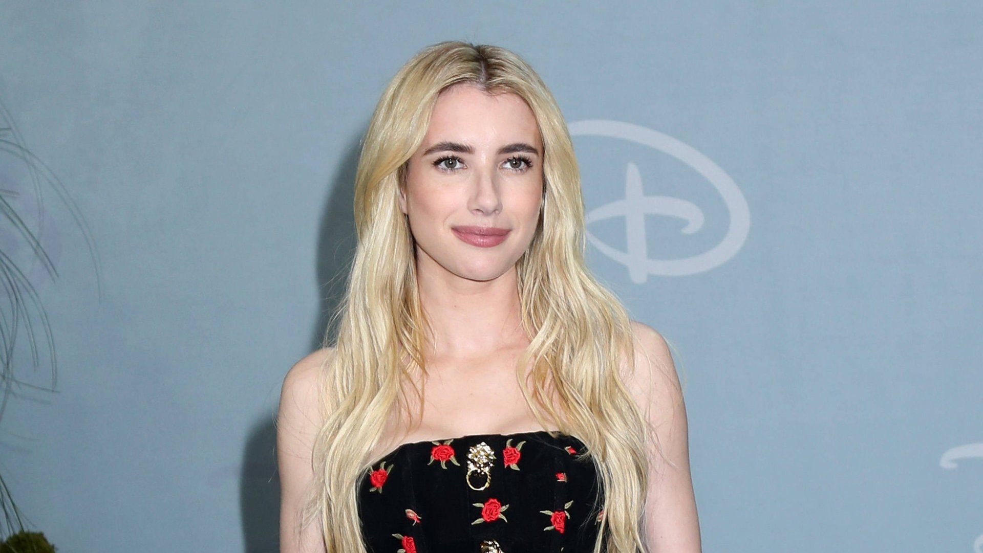 Emma Roberts hat sich auf ihrer Hochzeit unter anderem in Schwarz gezeigt.