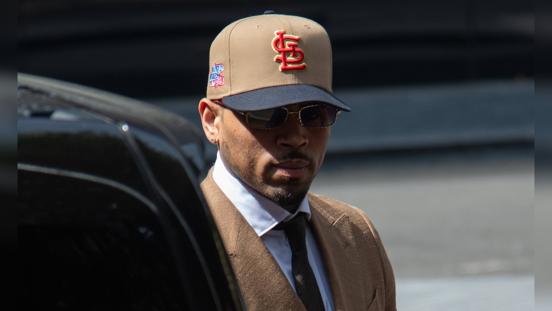 Chris Brown a comparu devant le tribunal de Londres vendredi.