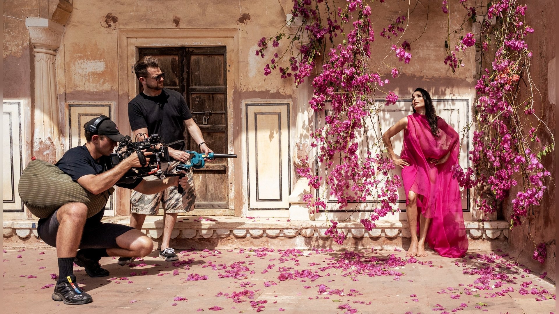 Freida Pinto pose pour la prochaine édition du célèbre calendrier Pirelli.