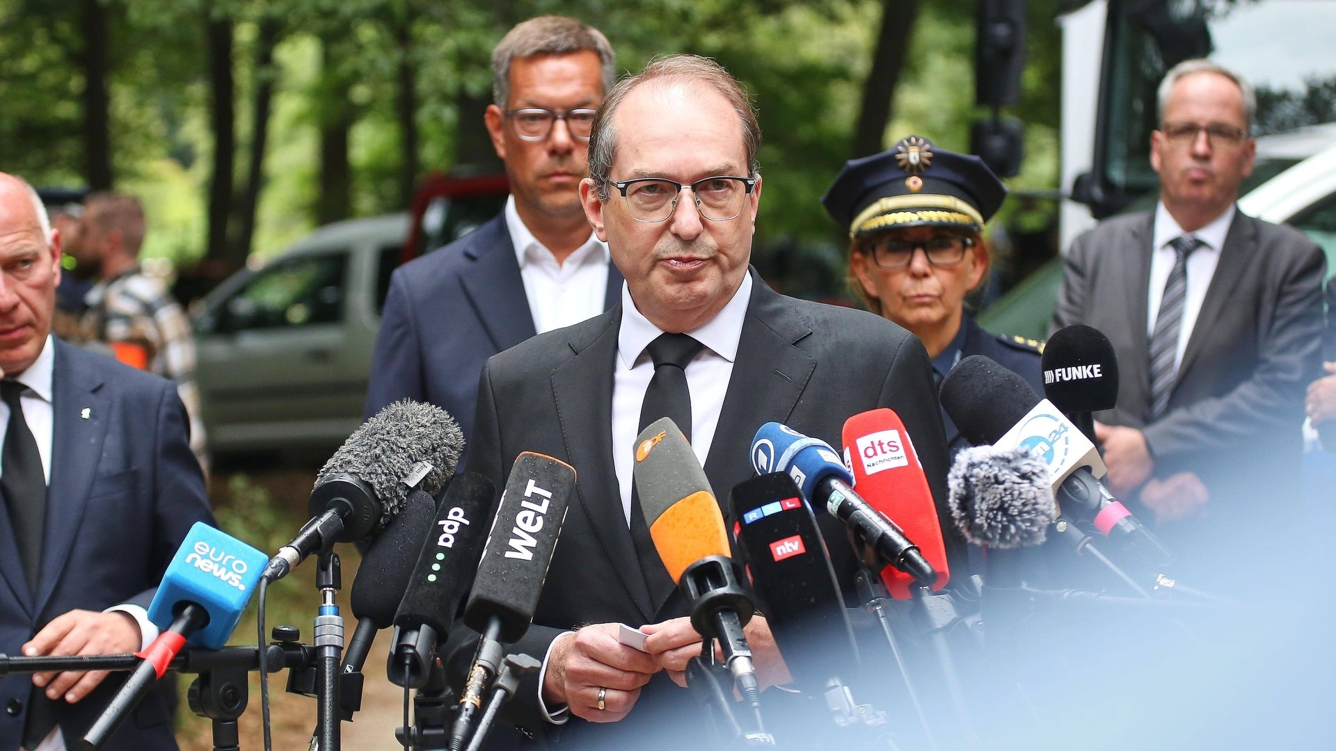 Alexander Dobrindt lors d'une déclaration sur l'attentat du CSD à Berlin.