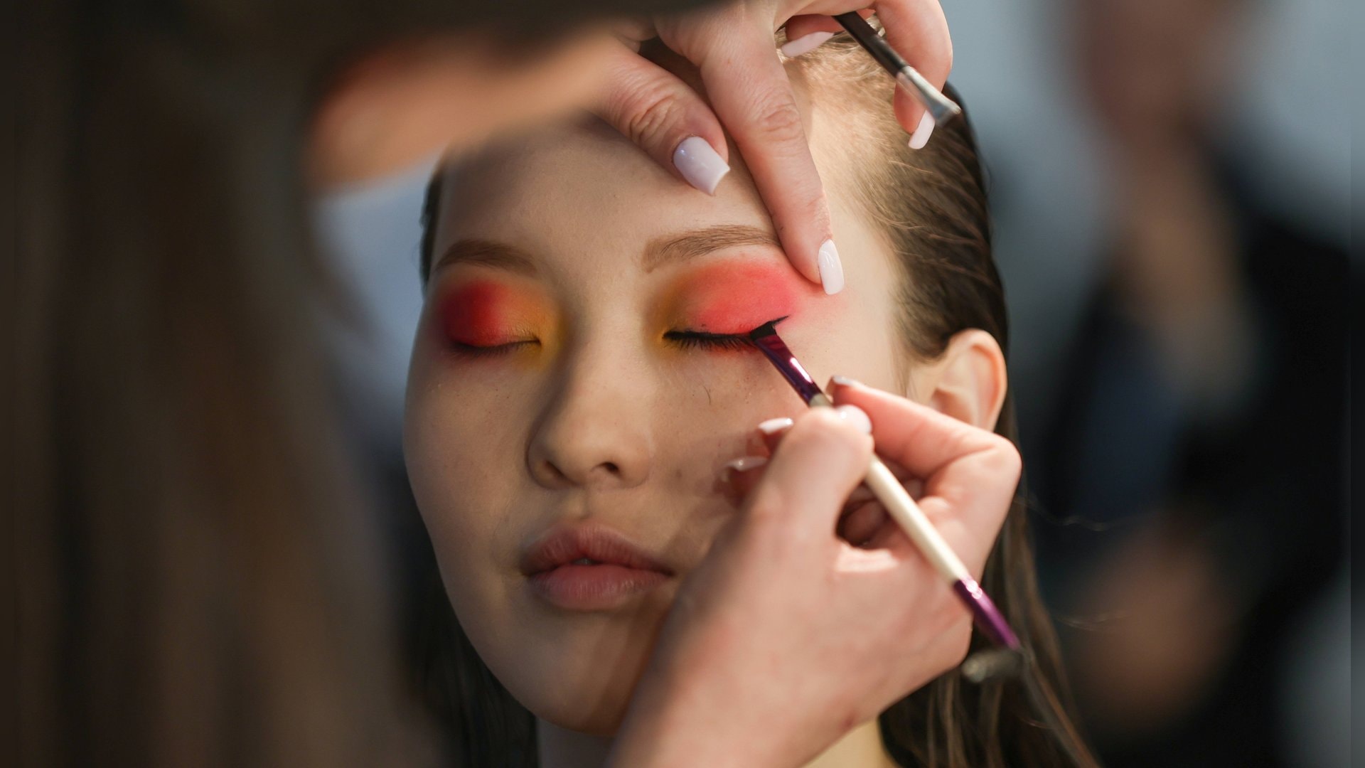 Bye-Bye Clean-Girl-Look: Ein auffälliger Lidschatten macht den Editorial-Make-up-Look aus.