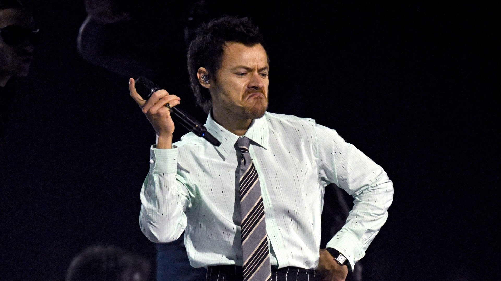 So standfest wie noch hier bei seinem Auftritt bei den Brit Awards war Harry Styles in Mexiko-Stadt nicht.