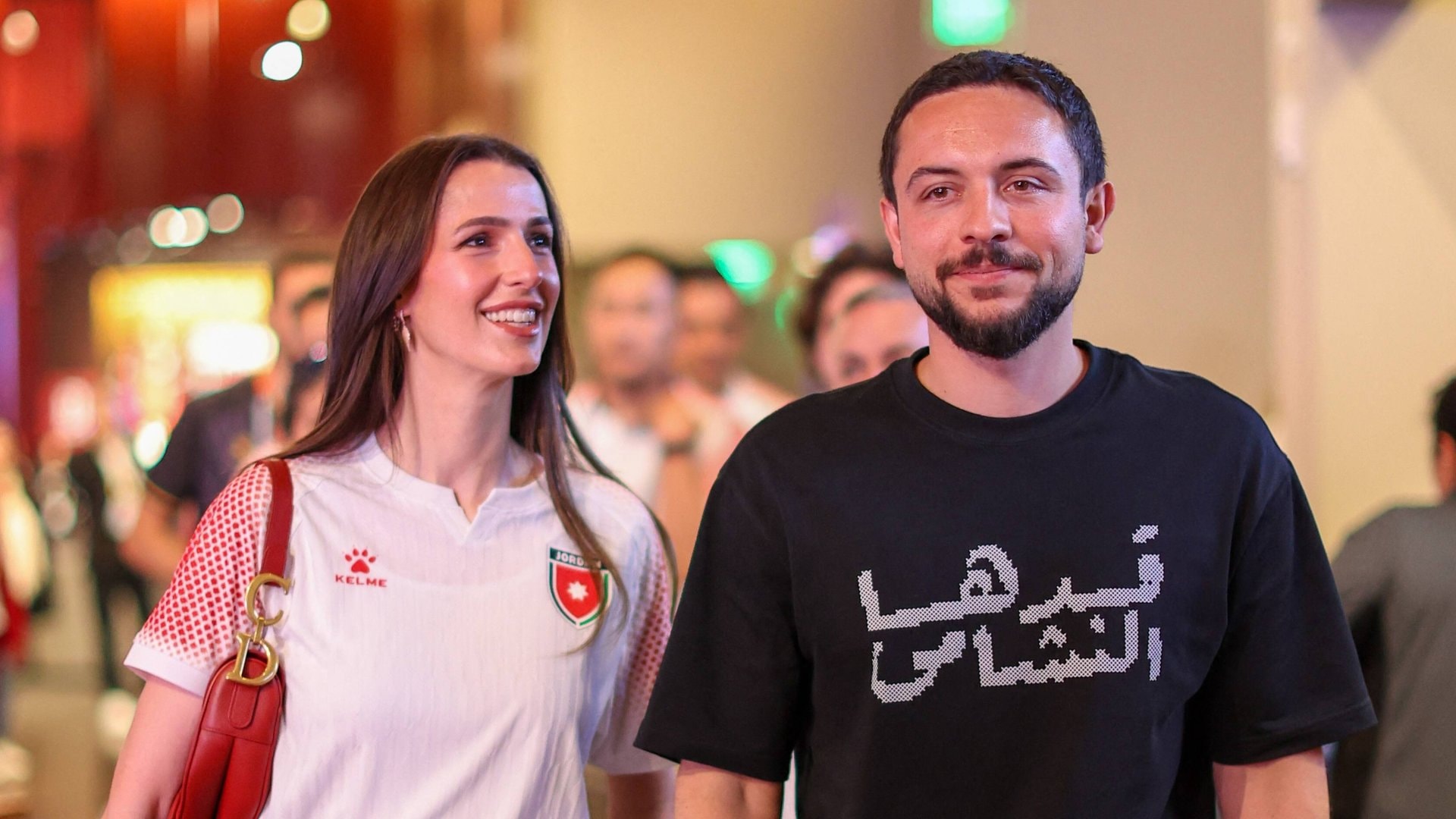 Sportlicher Auftritt: Prinzessin Rajwa und Prinz Hussein besuchten am 16. Juni das erste Spiel der jordanischen Nationalmannschaft bei der Fussball-Weltmeisterschaft in San Francisco. Glück brachte es dem Team nicht: Jordanien unterlag Österreich mit 1:3.