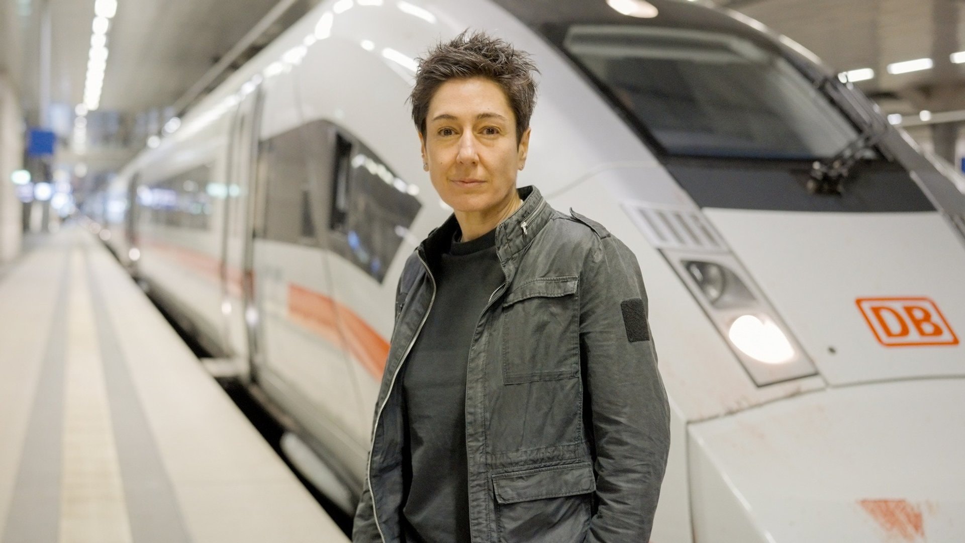 Dunja Hayali blickte für «Am Puls mit Dunja Hayali - Unsere Bahn: geliebt, verflucht - gefährlich?» hinter die Kulissen der Deutschen Bahn.