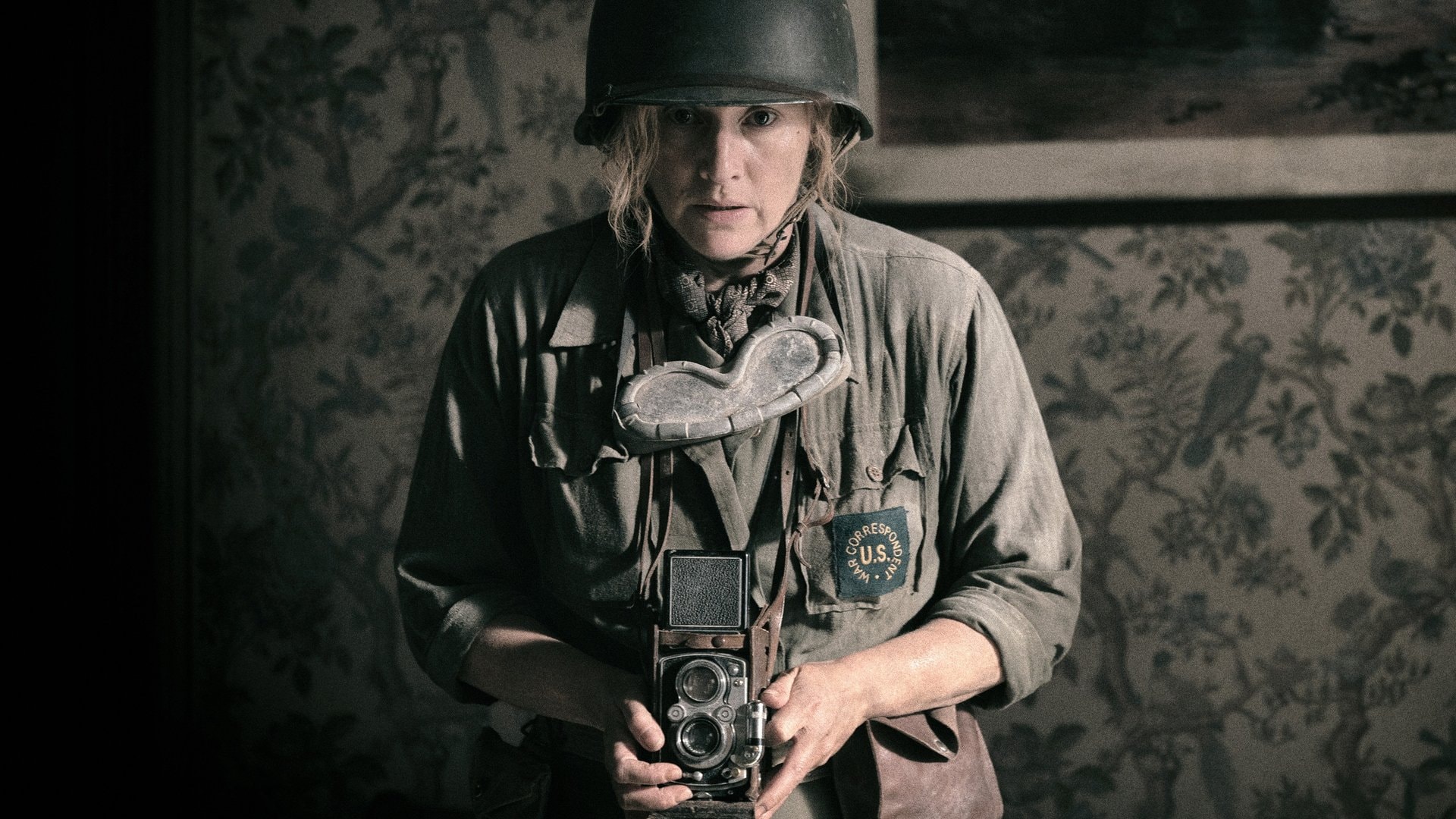 Die Fotografin Lee Miller (Kate Winslet) hält die Schrecken des Krieges mit ihrer Kamera aus nächster Nähe fest.
