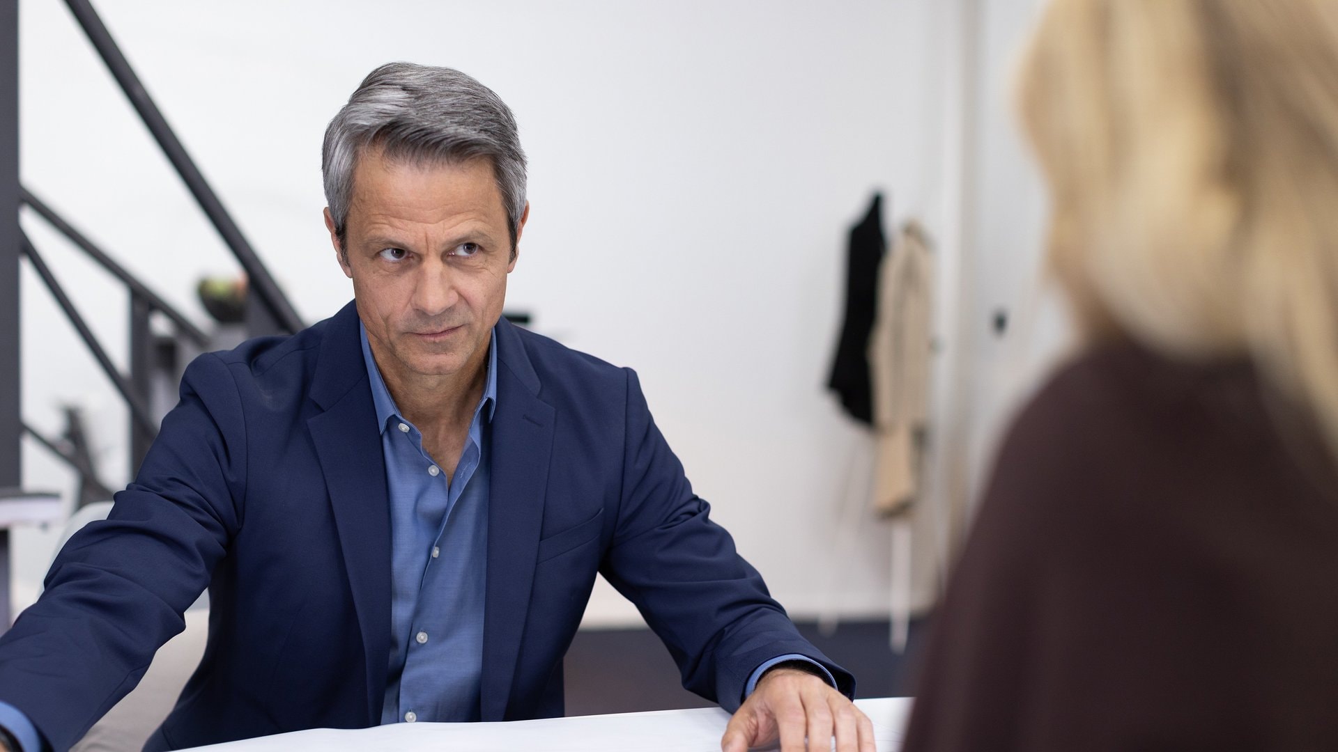 \«Unter uns\» : Quand Benedikt (g.) confronte Patrizia, elle lui fait une offre alléchante.