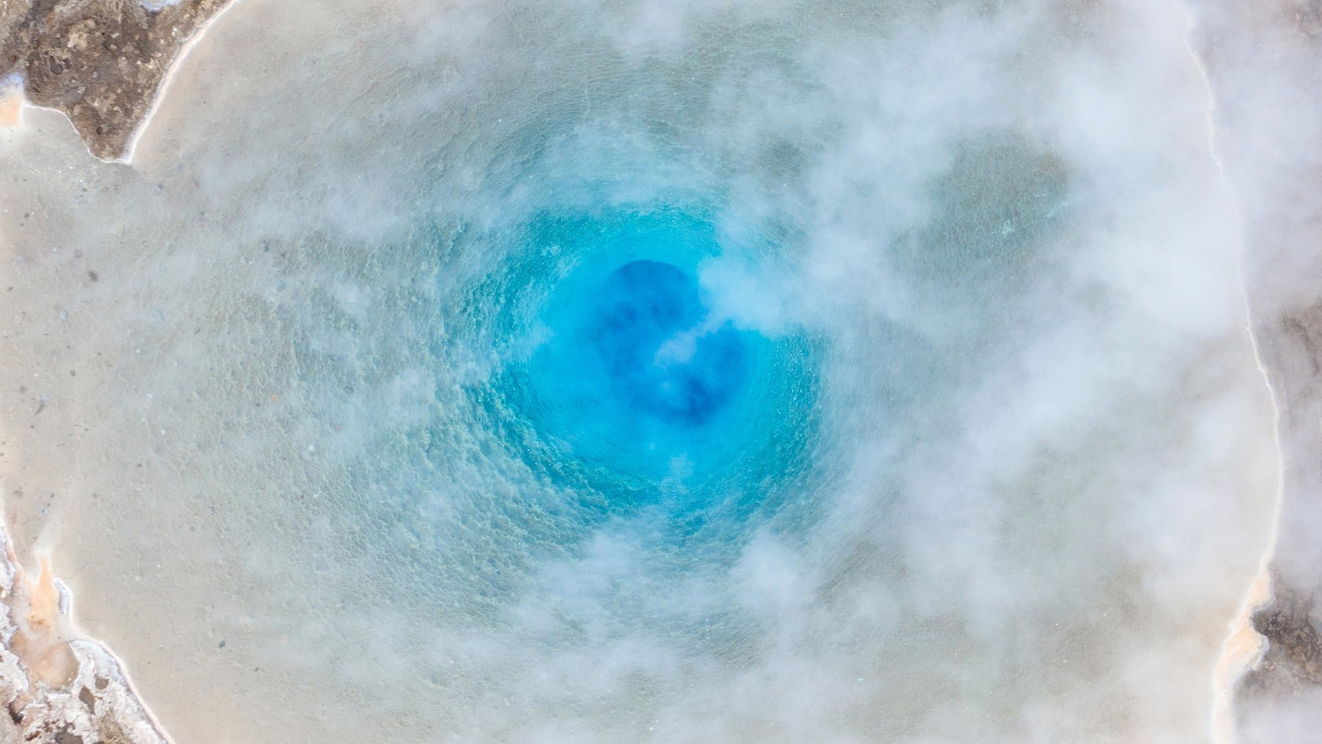 So sieht ein Geysir aus, bevor er eine meterhohe Wasserfontäne in die Luft schleudert. Doch das ist nicht das einzige Naturphänomen auf dieser Erde.