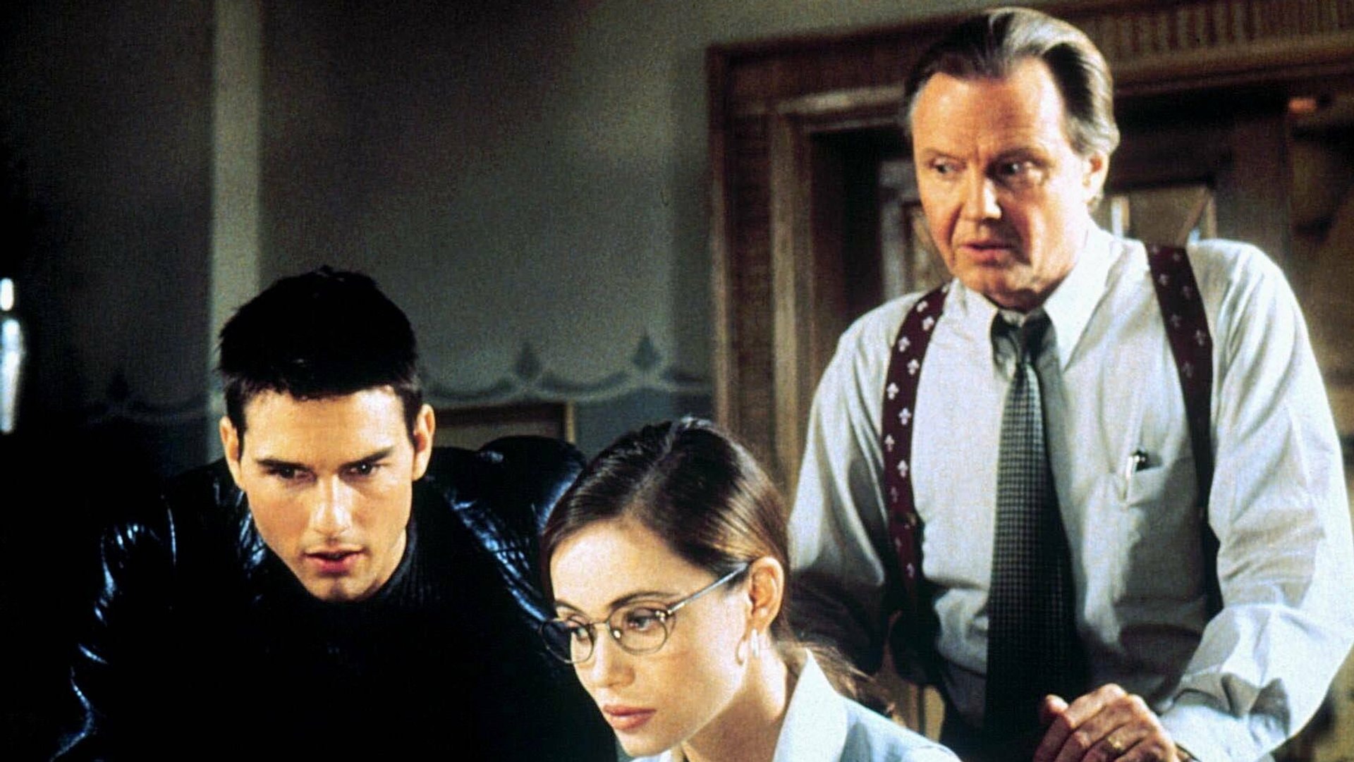 In «Mission: Impossible» waren 1996 neben Tom Cruise (l.) als Ethan Hunt auch Emmanuelle Béart (M.) und Jon Voight als Ehepaar Claire und Jim Phelps zu sehen. Sie waren jedoch nicht die einzigen Stars, die eine Rolle in der berühmten Actionreihe ergattern konnten...