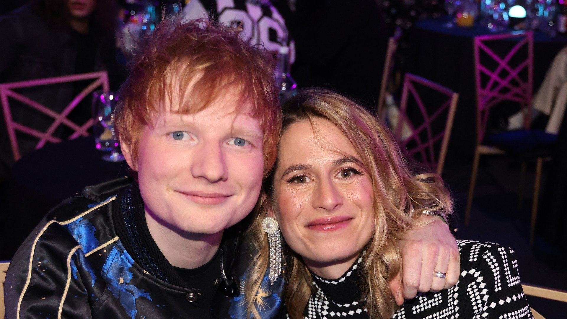 Ed Sheeran und seine Ehefrau Cherry Seaborn lernten sich schon in der Schule kennen. Auch andere Promis haben ihre Jugendliebe geheiratet.