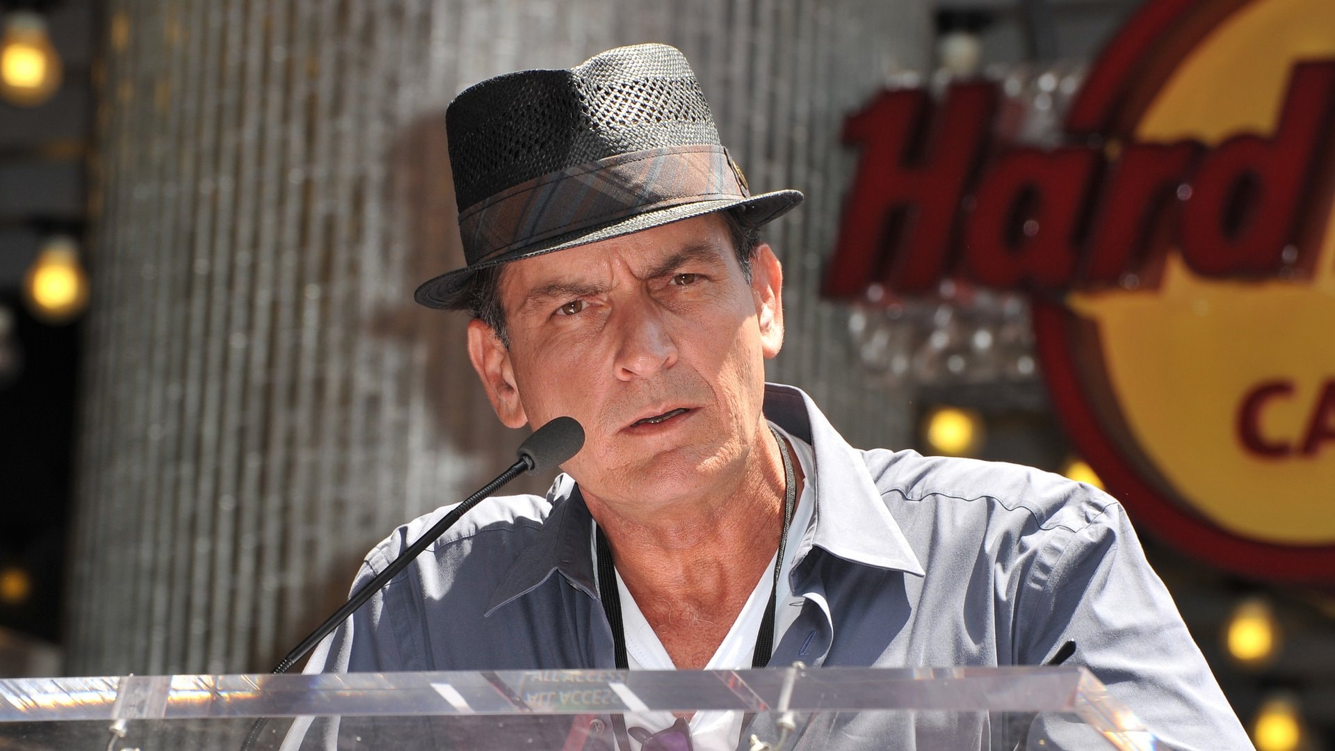 2015 machte der «Two and a Half Men»-Darsteller Charlie Sheen in der «Today»-Show des US-Senders NBC öffentlich, dass er seit vier Jahren mit HIV lebt. Er ist nicht der einzige Prominente, der von der Krankheit betroffen ist.