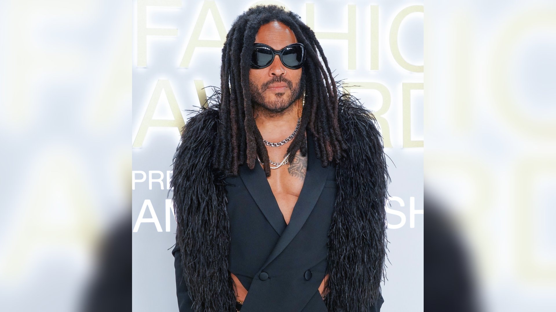 Er hat den «Oben ohne»-Trend schon längst für sich entdeckt. Bereits in den frühen 2000er Jahren liess Lenny Kravitz sein Hemd unter dem Jackett weg - mittlerweile sein Markenzeichen. Der Sänger stellt seinen muskulösen Oberkörper gerne zur Schau.