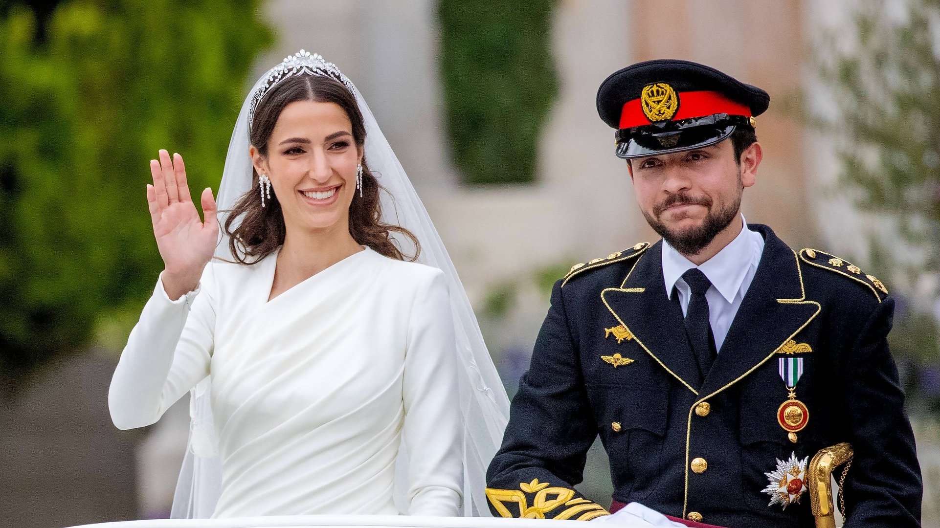 Kronprinz Hussein bin Abdullah und seine Braut Rajwa Khalid Alseif sorgten Anfang Juni für Ausnahmezustand in Jordanien. Eingeflogen waren jede Menge hochkarätige Gäste - wie etwa das britische Thronfolgerpaar William und Kate. Auch diese Promis gingen 2023 den Bund der Ehe ein.