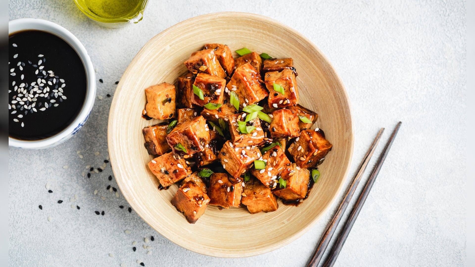 Tofu ist nicht ohne Grund eine beliebte Fleischalternative: Das Sojaprodukt enthält etwa 8 bis 10 g Eiweiss pro 100 g und nimmt Gewürze und Marinaden perfekt auf - egal ob gebraten, gegrillt oder frittiert. Auch diese vegetarischen Lebensmittel sind gute Proteinlieferanten.