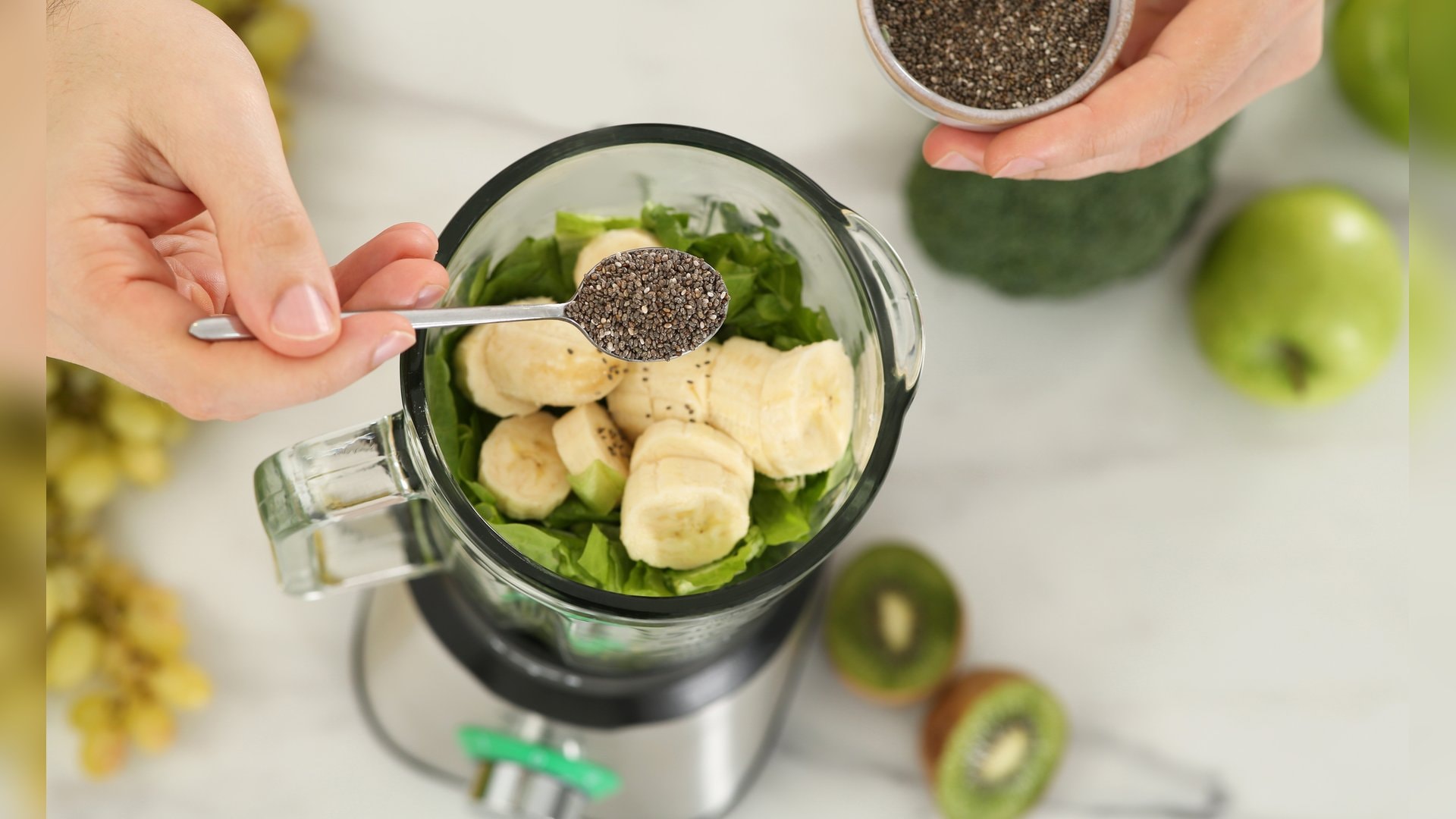 Mit rund 34 Gramm Ballaststoffen pro 100 Gramm sind Chiasamen unübertroffene Ballaststoffbomben. Sie quellen in Flüssigkeit auf, passen gut in Müsli oder Smoothies und sorgen für eine natürliche Darmregulierung. Auch diese Lebensmittel können sich sehen lassen.
