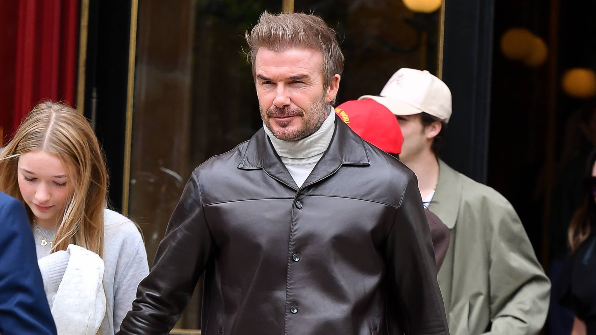 David Beckham gilt seit Jahren als feste Grösse in der Modewelt. Seine Outfits sind oft bis ins Detail durchdacht, wie er selbst in seiner Doku verraten hat. Doch auch er war nicht immer vor modischen Fehlgriffen gefeit.