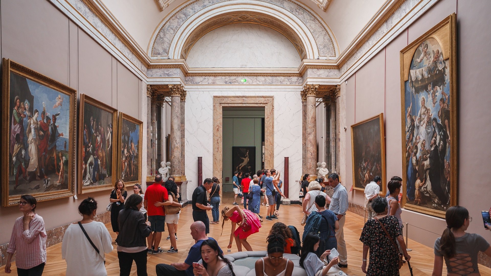 Der Louvre in Paris ist weltberühmt. Vor allem die bekannte Mona Lisa von Leonardo da Vinci lockt die Besucher an.