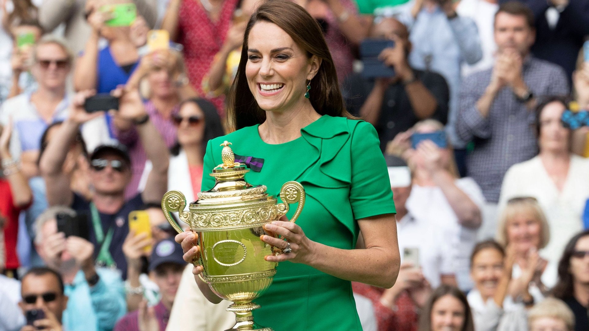 Immer wieder setzt Prinzessin Kate in Wimbledon auf leuchtende Farben. 2023 überreichte Prinzessin Kate die Trophäe an Carlos Alcaraz in einem grünen Kleid.