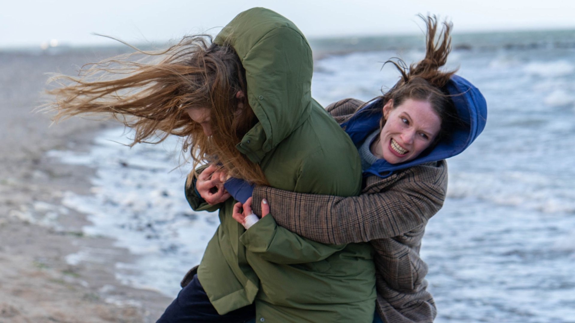 «Die Toten am Meer - Tod an der Klippe»: Kommissarin Ria Larsen (Marlene Tanczik, r.) überwältigt Marina Johansson (Sina Martens).