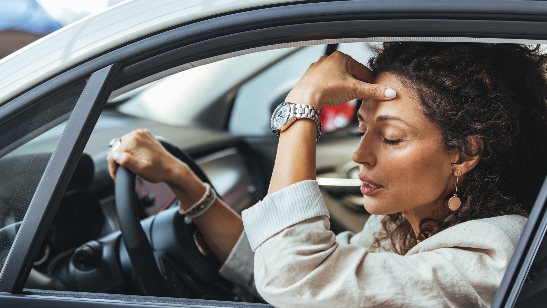 Stress gehört zum Alltag im Verkehr. Er betrifft Autofahrer, Radfahrer und Fussgänger gleichermassen. Wichtig ist, ihn rechtzeitig zu erkennen. Diese Tipps helfen, um die Ruhe im Strassenverkehr zu bewahren.