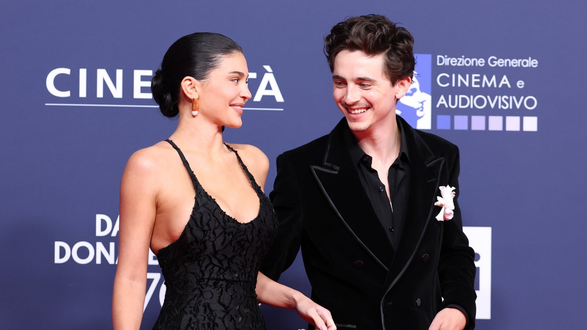 Kylie Jenner und Timothée Chalamet waren bei ihrem ersten gemeinsamen Teppich nach zwei Jahren Liebe sichtlich gut gelaunt. Auch andere Pärchen feierten ihr Debüt.