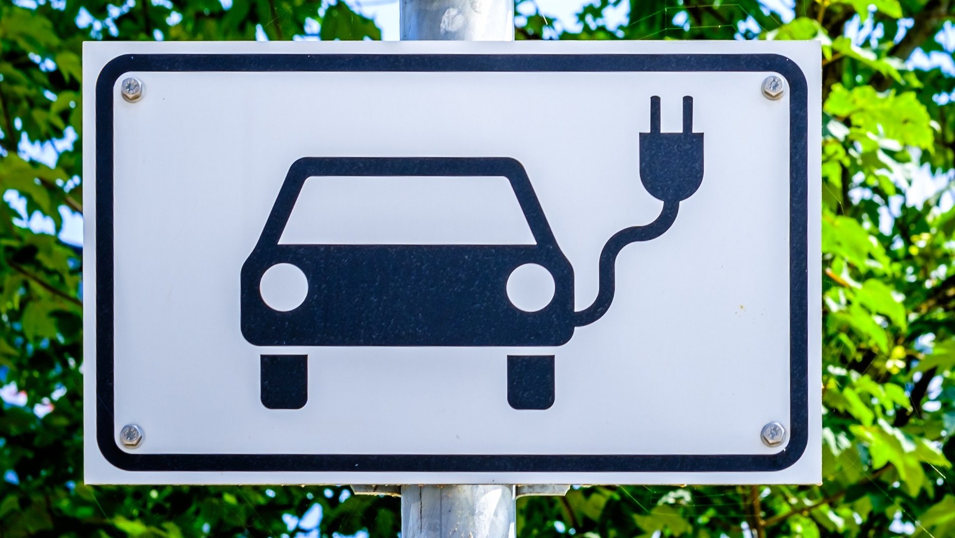 Die Bundesregierung kündigt 2026 die Rückkehr der staatlichen E-Auto-Förderung für Privatpersonen an. Haushalte mit kleinen und mittleren Einkommen sollen damit konkret beim Umstieg unterstützt werden.