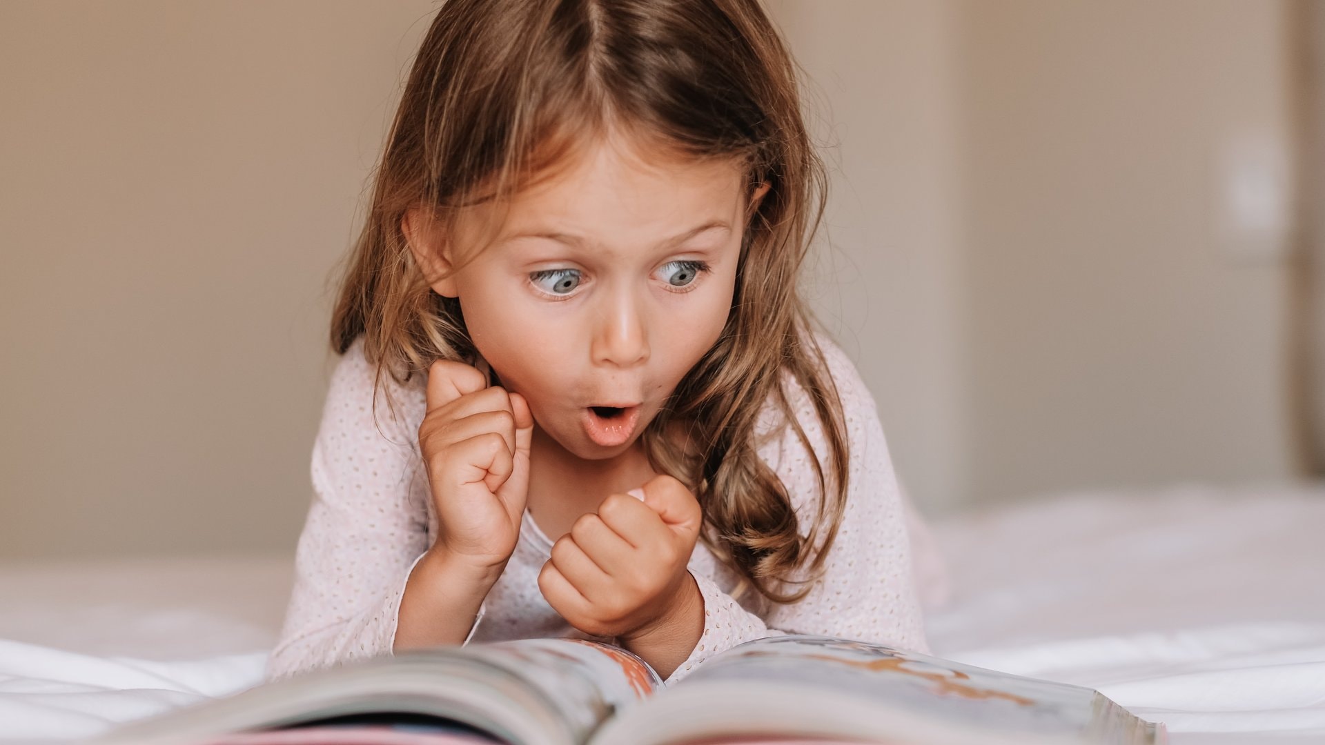 Lesen liegt wieder im Trend - dank sozialer Netzwerke. Auf Plattformen wie TikTok, Instagram und YouTube entdecken immer mehr Menschen neue Bücher. Sie lassen sich inspirieren, tauschen sich aus und machen Literatur zum Gesprächsthema.
