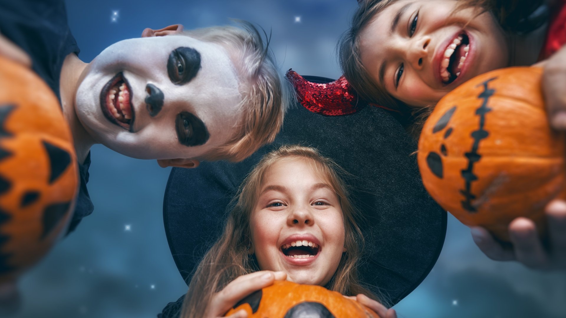 Halloween ist die Zeit, in der der Herbst seine geheimnisvolle Seite zeigt. Ob Freizeitpark, Schloss oder Burg: Überall locken Kürbisse, Lichter und Geschichten. Diese fünf Reiseziele versprechen Spass, Gänsehaut und goldene Herbsttage.