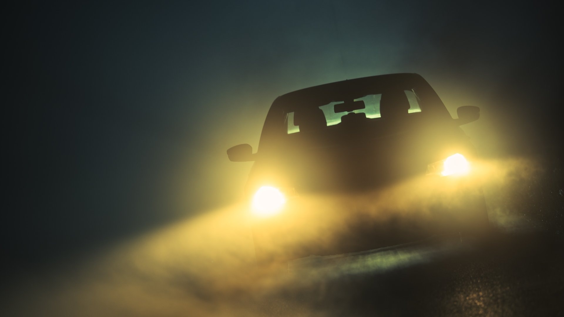 Mit sinkenden Temperaturen, Nebel und frühem Einbruch der Dunkelheit steigen die Anforderungen an Fahrzeug und Fahrverhalten. Nässe, Laub und Eis machen Strassen rutschiger und die Sicht schwieriger. Wie Autofahrer sich jetzt vorbereiten und ihre Fahrweise anpassen sollten.