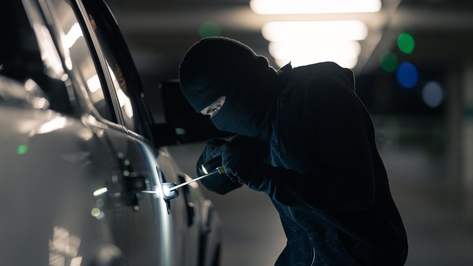 In Deutschland werden im Schnitt 3 von 10.000 Autos pro Jahr gestohlen. Das klingt bei Millionen angemeldeter Fahrzeuge nicht nach viel, doch über das Jahr verteilt summiert sich das bundesweit auf 14.162 Diebstähle. Auf welche Fahrzeuge Langfinger es vergangenes Jahr besonders abgesehen hatten.