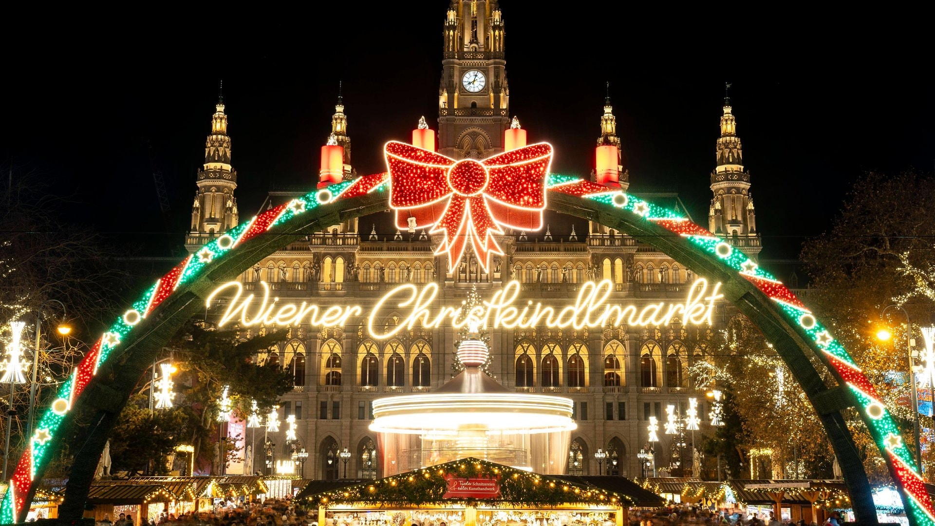 Der Weihnachtsmarkt am Wiener Rathausplatz zählt zu den schönsten Europas. Jährlich zieht er mehrere Millionen von Touristen und Besuchern in seinen Bann.