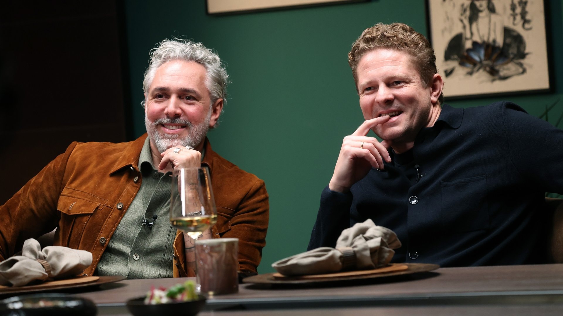 Nicht nur Roland Trettl (l.) und Martin Klein duellieren sich bei «Kitchen Impossible». Auch diese Profiköchinnen und Profiköche wollen ihr Improvisationstalent unter Beweis stellen.