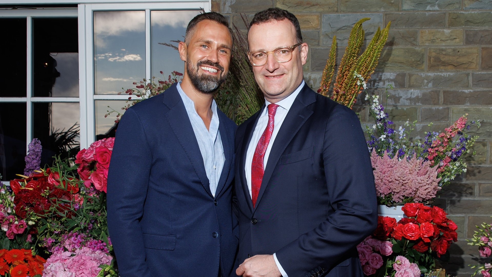 Jens Spahn (r.) und sein Ehemann Daniel Funke wurden Eltern eines Sohnes - durch eine Leihmutter in den USA.