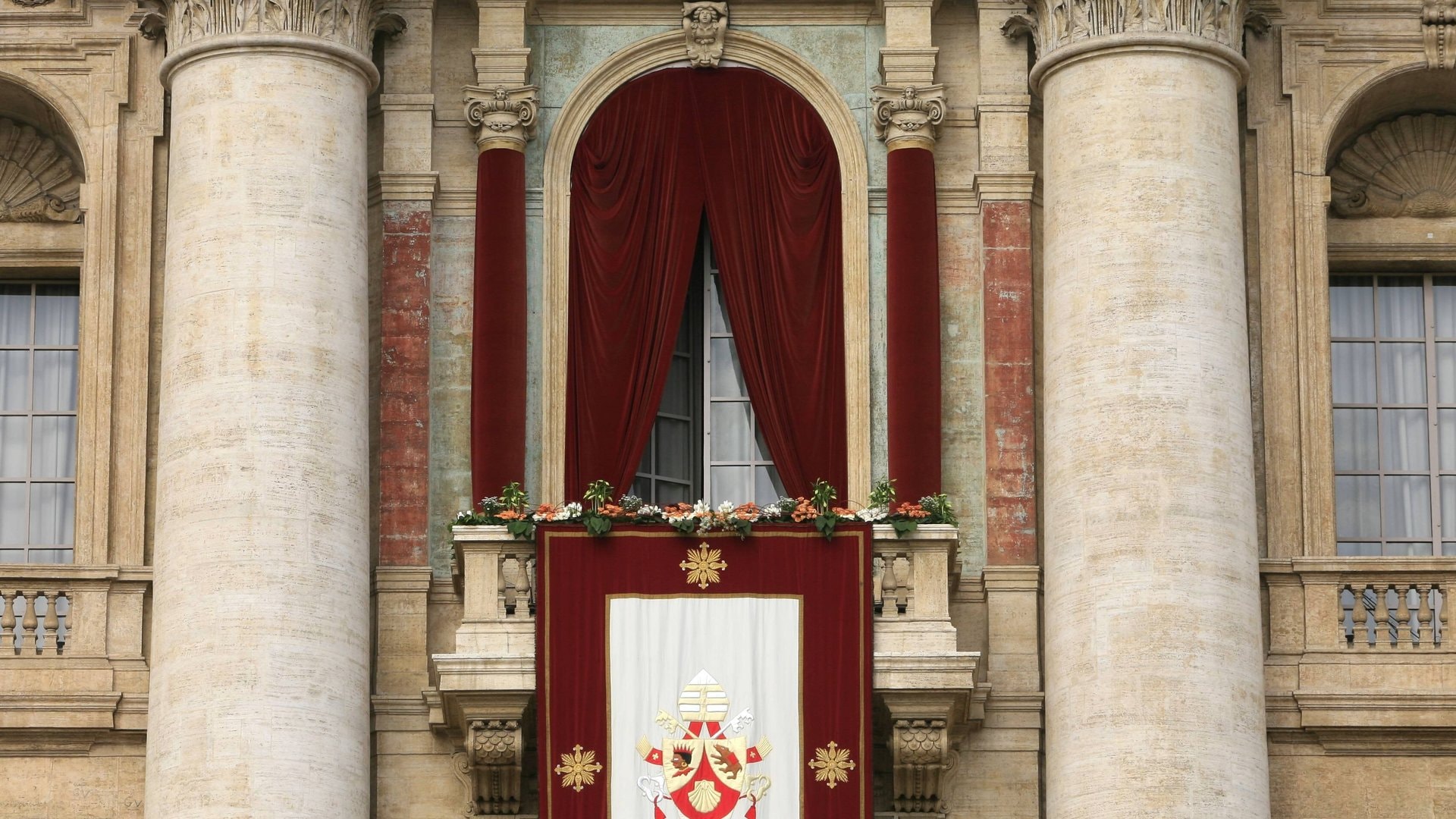 Der Balkon des Petersdoms in der Vatikanstadt war bereits Schauplatz zahlreicher historischer Ereignisse. Genau wie diese Balkone...