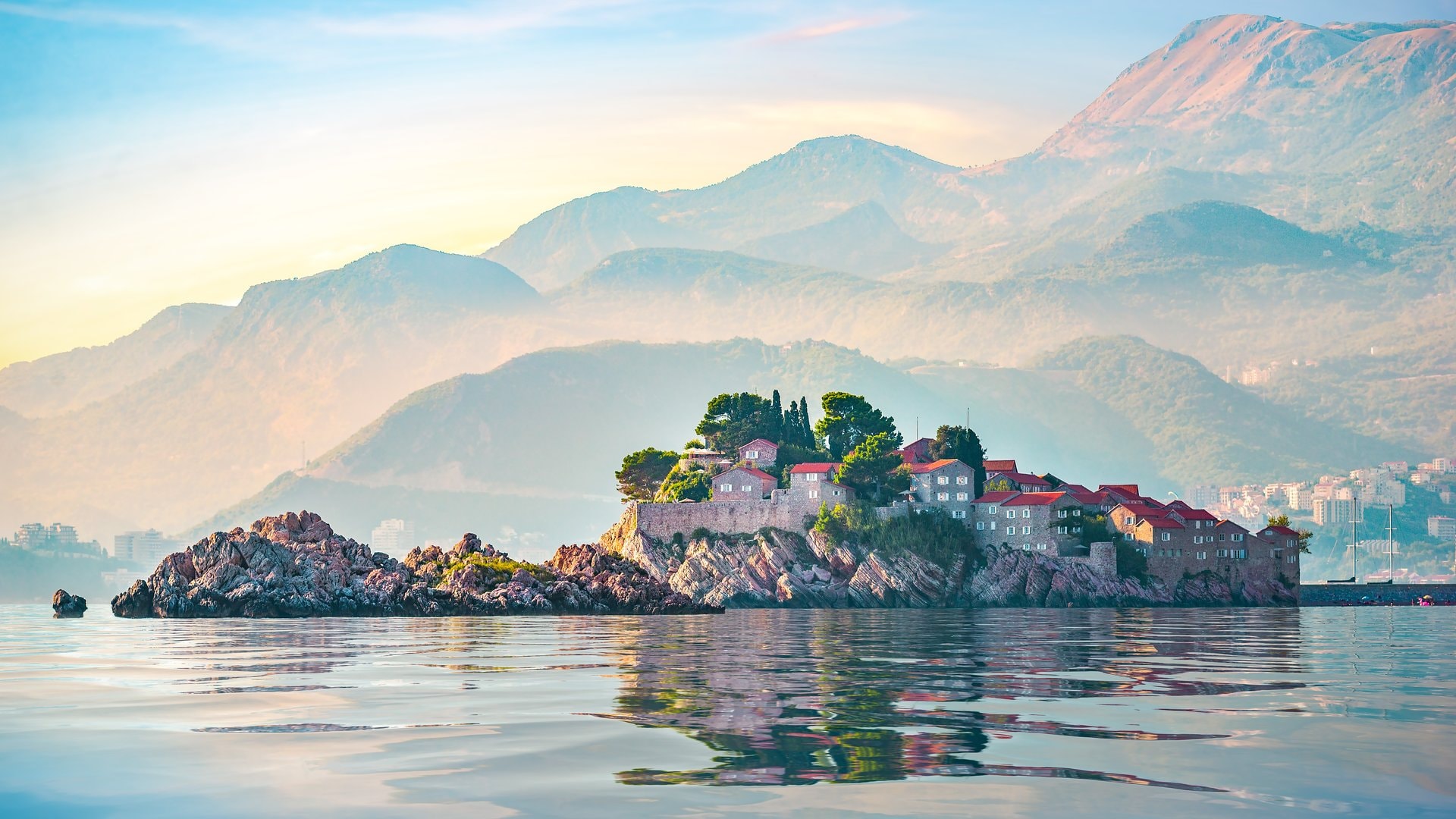 Montenegro ist eines der Länder, in denen man noch vergleichsweise günstig Urlaub machen kann.