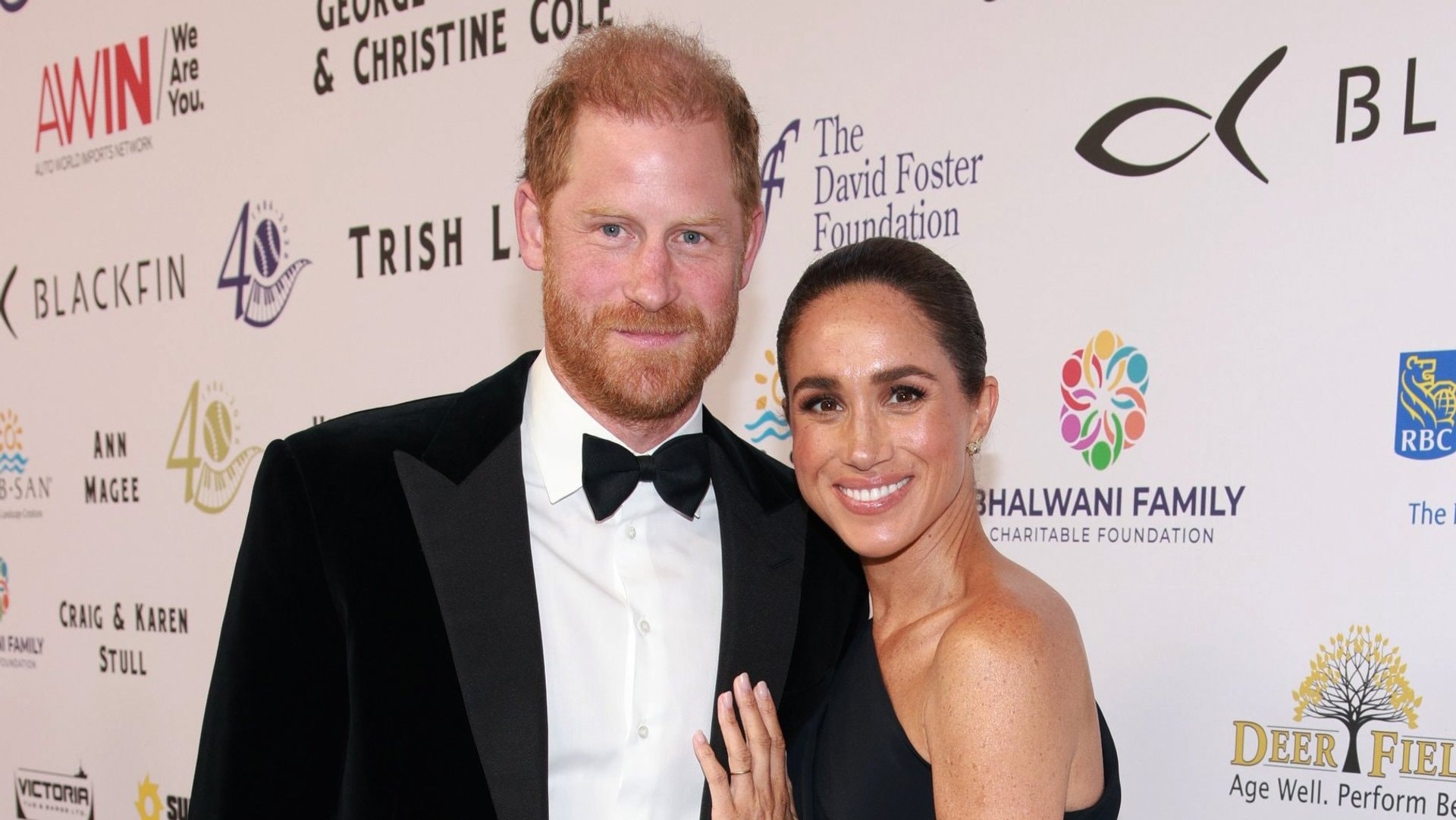 Prinz Harry und Herzogin Meghan strahlten Arm in Arm für die Fotografen in Kanada.