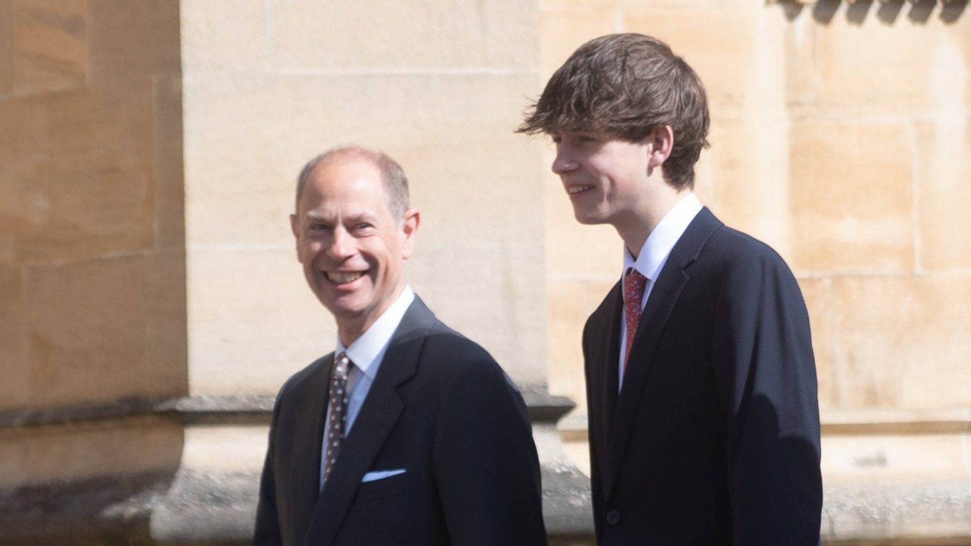 Bislang sah man James von Wessex vor allem elegant gekleidet bei Auftritten im Kreise seiner Familie, wie hier mit Prinz Edward beim Ostergottesdienst 2025.