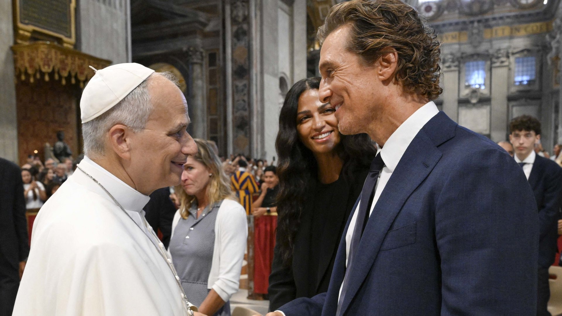 Papst Leo XIV. begrüsst Matthew McConaughey und Camila Alves im Vatikan.