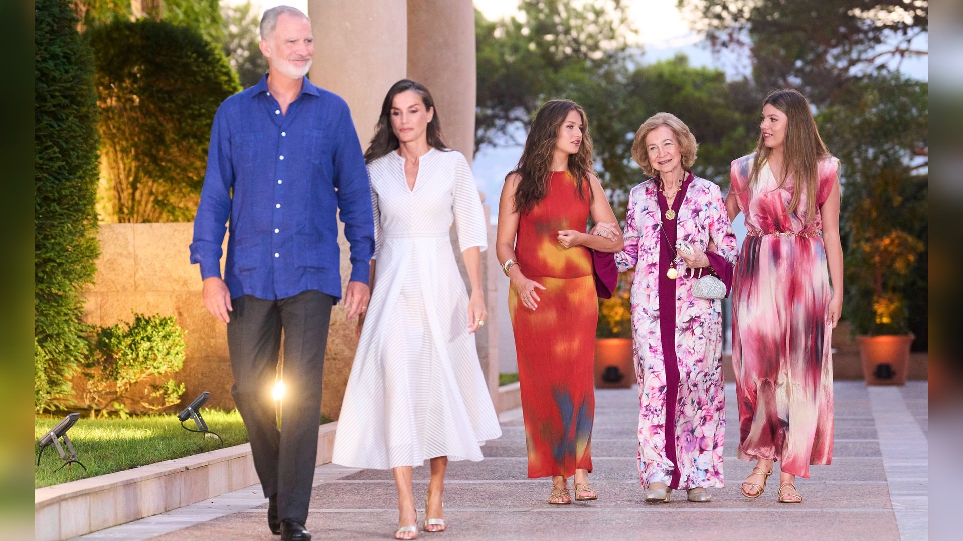 Drei Generationen beim Sommerempfang in Marivent: Felipe und Letizia sowie ihre Töchter Leonor und Sofía gemeinsam mit Oma Königin Sofia.