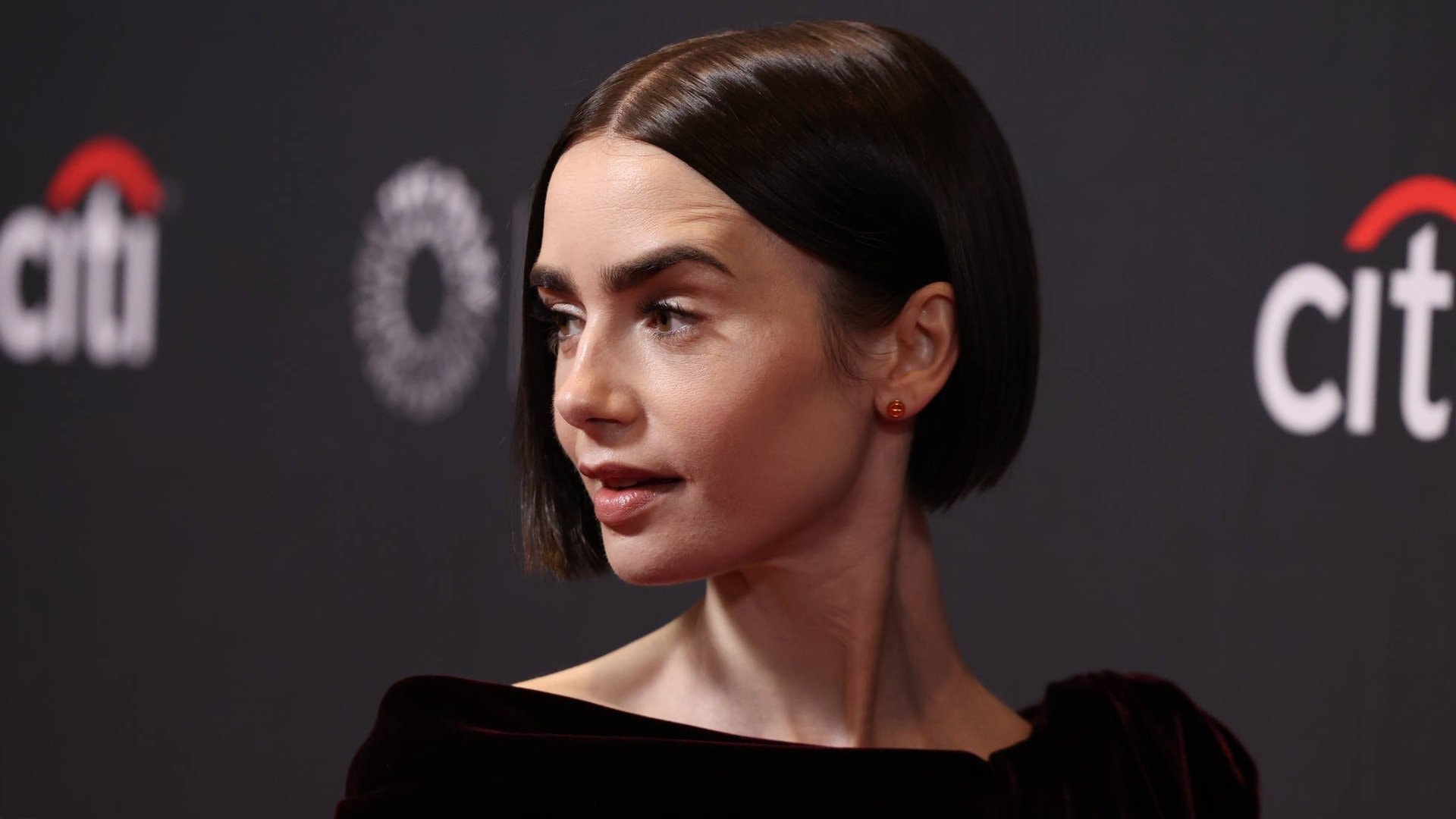 «Emily in Paris»-Star Lily Collins mit ihrer individuellen Variante des asymmetrischen Bob-Schnitts.