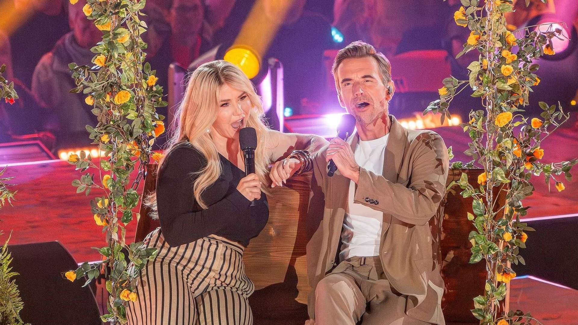 Beatrice Egli und Florian Silbereisen beim «Schlagerbooom Open Air 2026». Egli wählte für ihren Geburtstagspost ein ähnliches Motiv.
