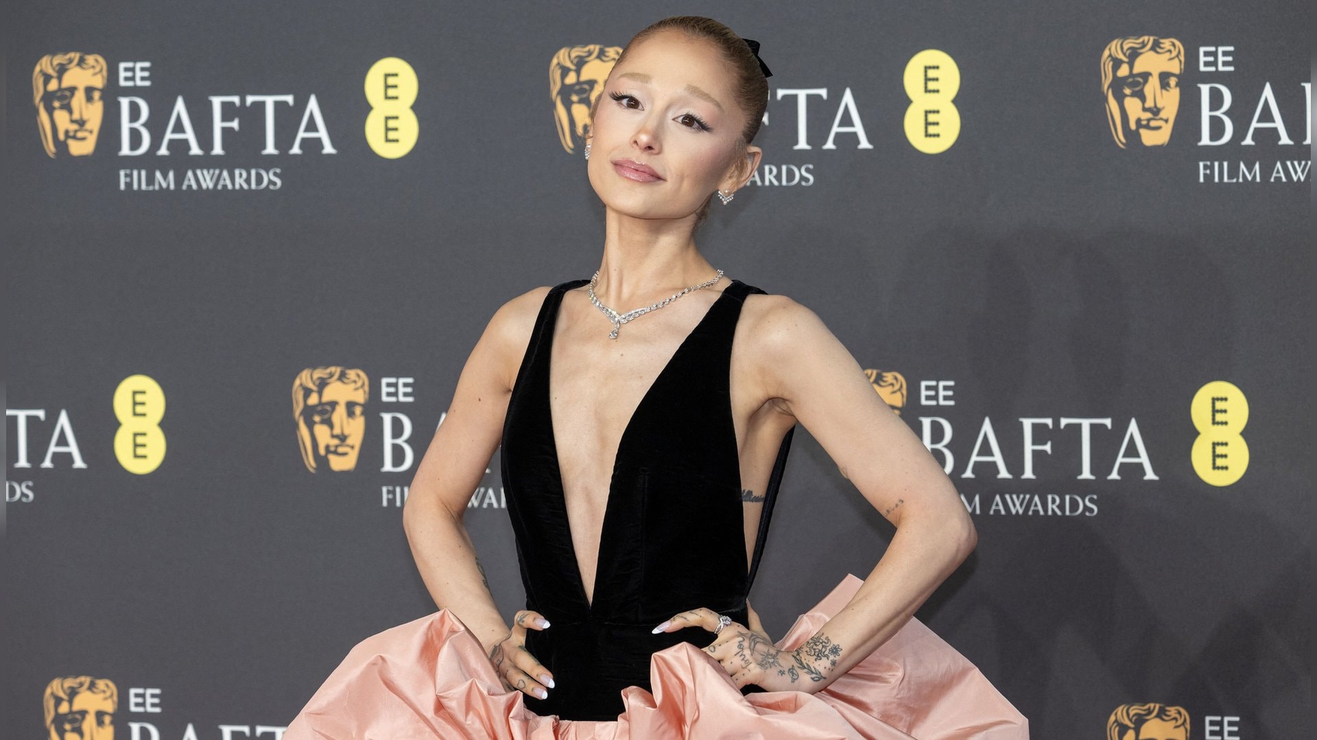 Sorgt mit ihrer Statur immer wieder für Spekulationen, jetzt gönnt sich Ariana Grande eine Auszeit von der Öffentlichkeit.