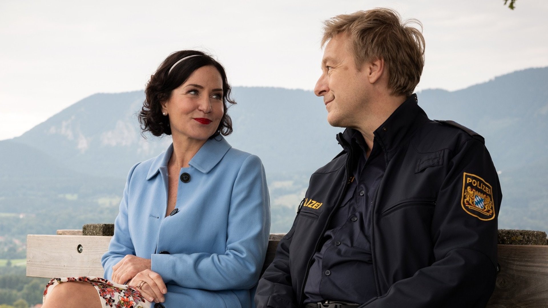 «Die Rosenheim-Cops: Ein Ritter für Stockl»: Miriam Stockl (Marisa Burger) und Michi Mohr (Max Müller) tauschen sich in der Episode vor ihrem Ausstieg aus.