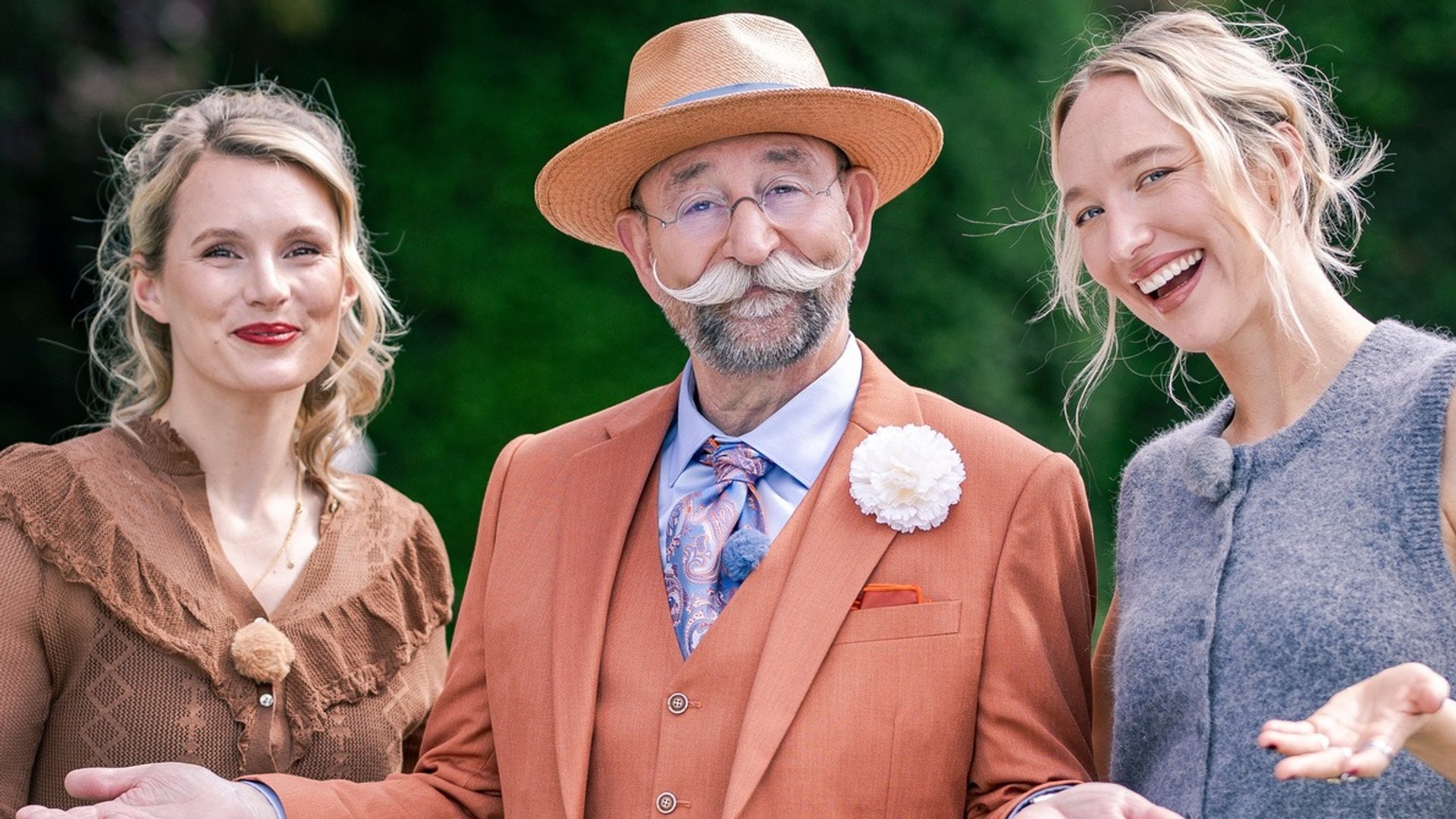 «Bares für Rares XXL»: Linn Schütze (l.), Horst Lichter und Leonie Bartsch freuen sich im Schlosspark von Schloss Ehreshoven auf die Sendung - mit einer kleinen Unterbrechung.